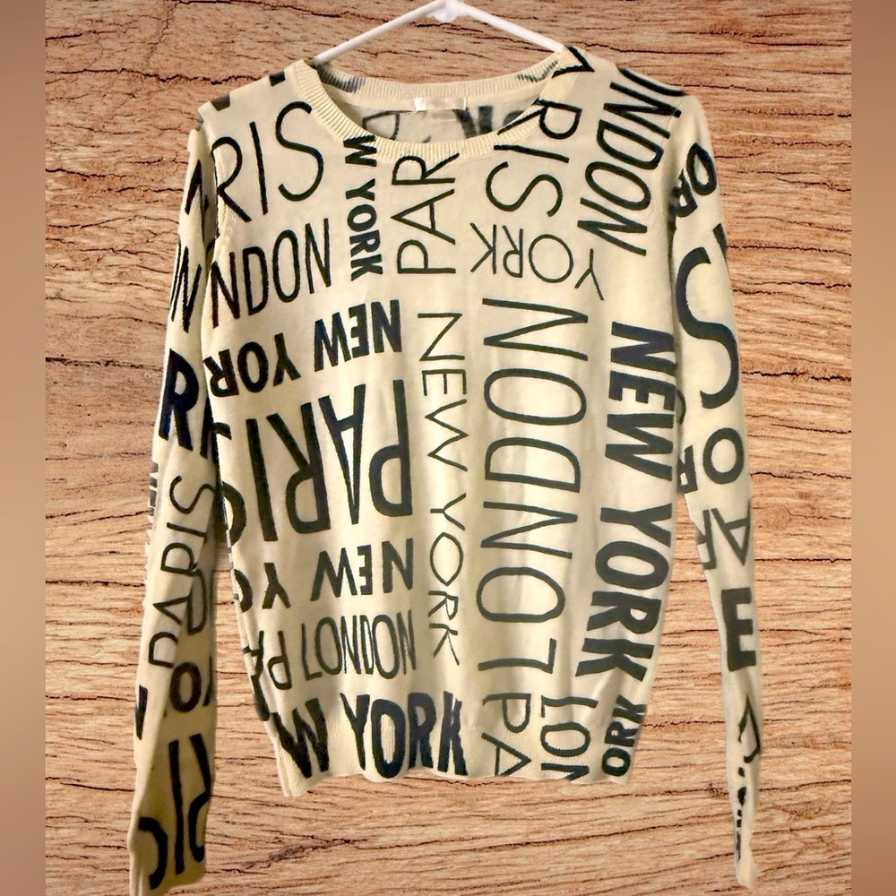 Woman’s Forever 21 Long Sleeved Graphic Knitwear Sweater Size Small